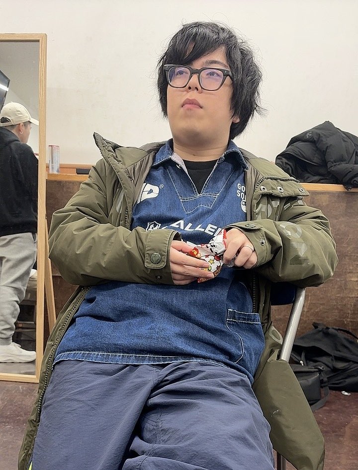 papatiwawa's tweet image. 控室にさ、すげー貫禄でベビースター食べてる人がいたんだよ。
トッププロたちがひしめく中でどっかりイスに座ってさ。
俺にはすぐわかったね、この人たぶん"後楽園ホールの偉い人"だってね
#LEGENDUS師弟杯