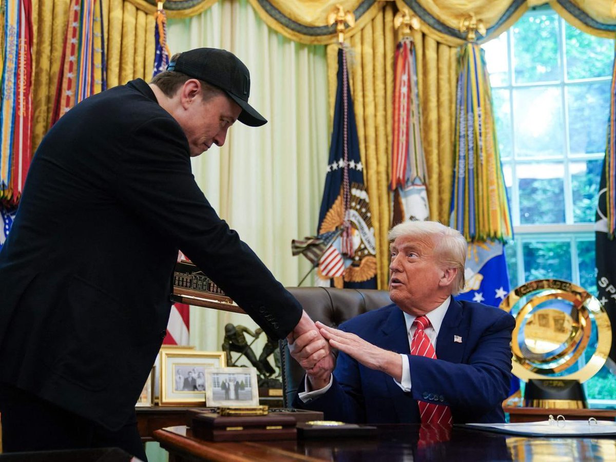 StandUpForTrmp's tweet image. 🚨BREAKING: Elon Musk calls on all Californians to sign the petition to put VOTER ID ON THE BALLOT in the 2026 election

1 million signatures were just surpassed - and it needs around 200,000 thousand more!

This would legally require:
- Photo ID to vote
- Verification of…