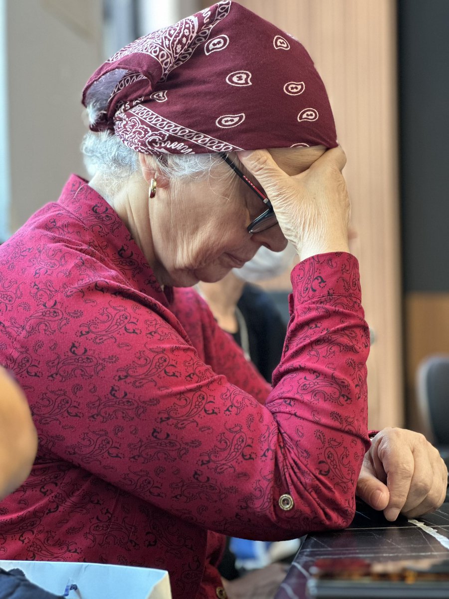 80 yaşında bir anne,
her sabah yüreğini yoklayarak uyanıyor.
Üç yüz gündür sessiz bir nöbette,
bir iyi haberin yolunu gözlüyor.

Seksen yıllık ömrün en uzun günleri,
işte tam da bu bekleyişte uzuyor.

bir annenin kalbi,
zamanı bile geride bırakacak kadar
ısrarla atıyor.