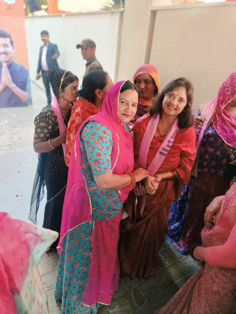 आज (पूर्व केंद्रीय मंत्री एवं पूर्व सांसद )और वर्तमान में राजस्थान सरकार में (कैबिनेट मंत्री)बड़े भाई श्रीमान कर्नल राज्यवर्धन सिंह जी राठौड़ को उनके निवास स्थान पर जाकर जन्मदिन की शुभकामनाएं प्रेषित की"!!💐🎂
#colrajyavardhanrathore 
<a href="/Ra_THORe/">Col Rajyavardhan Rathore</a>