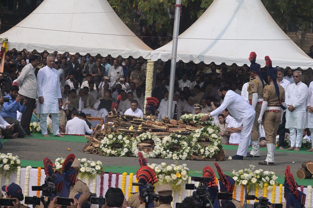 परवापर्यंतच्या हसऱ्या सहवासाला आज पूर्णविराम मिळाला. अजितदादांच्या पार्थिवावर पुष्पचक्र अर्पण करताना त्यांच्यासोबतच्या असंख्य आठवणींच्या कल्लोळात मन भरून गेले. दादांना, आदरांजली वाहताना त्यांच्यासोबत घालवलेल्या असंख्य आठवणींचा पट डोळ्यासमोरून सरकून गेला. 

दादा, तुमच्या