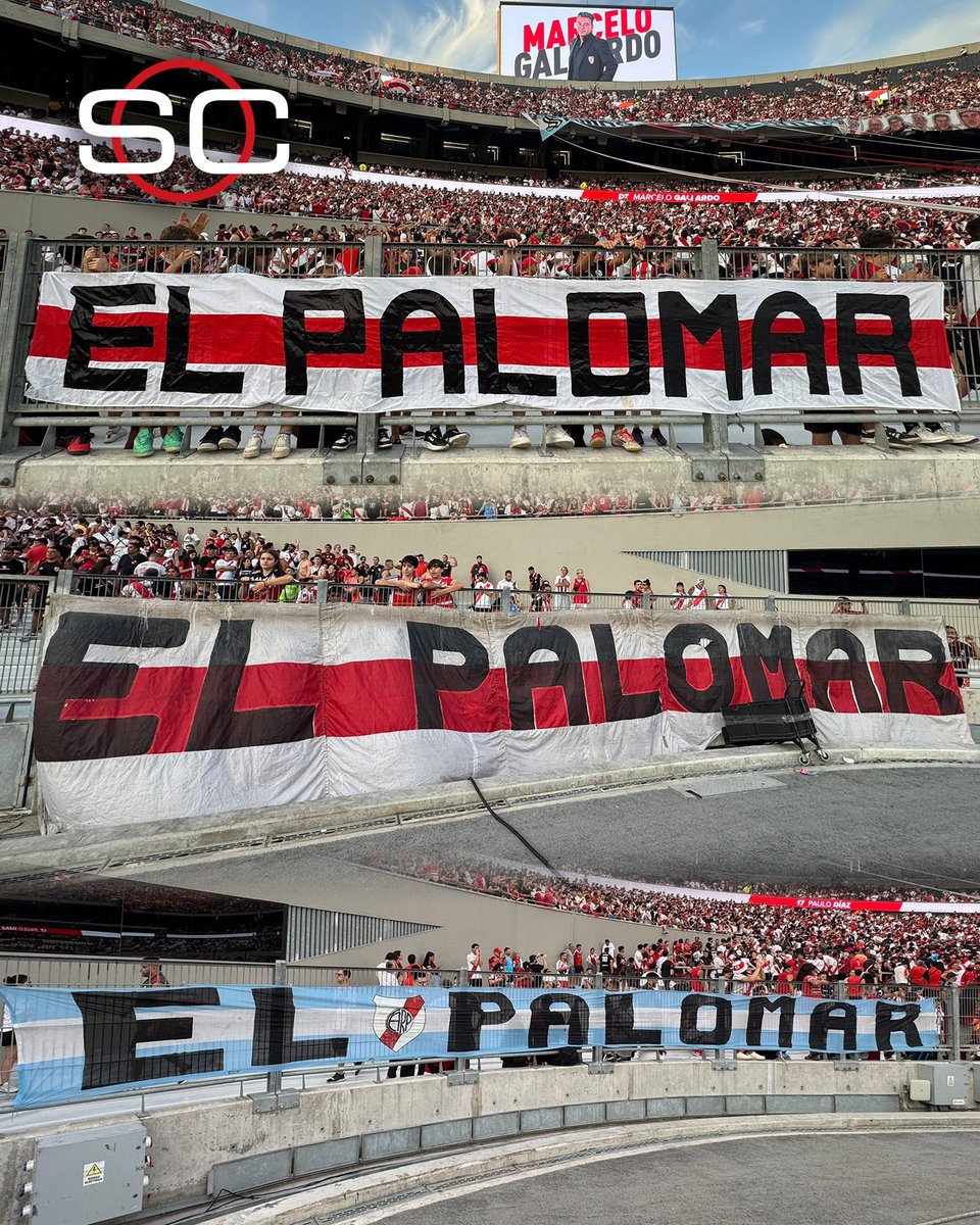 EL ADIÓS A UN TRAPO HISTÓRICO DE RIVER. Luego de más de 30 años, se retiró la bandera de "EL PALOMAR" del Más Monumental. En el partido ante Gimnasia, los bandereros y la hinchada del Millo permitieron colgar todos los trapos juntos en el alambrado... 👏🏼👏🏼👏🏼