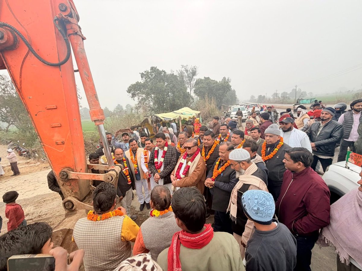 आपका साथ, हमारा प्रयास, तिर्वा का चौमुखी विकास....

आज अपनी विधानसभा क्षेत्र के अंतर्गत बलनपुर से इंदरगढ़ तक (लंबाई 11 Km) प्रस्तावित सड़क चौड़ीकरण और सौंदरीकरण निर्माण कार्य जिसकी कुल लागत 19 करोड़ 80 लाख रुपये का भूमि पूजन विधिवत रूप से किया ।