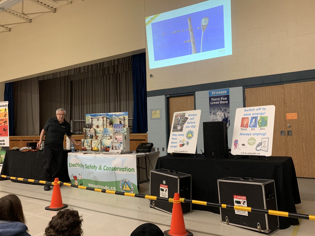 ElectricitySaf1's tweet image. ⚡ What a day! Fern and @alectranews are having the best time teaching staff and students at @HWDSB (@LincolnAlexanderes) all about electricity safety with real stories and hands-on experiments!
#ElectricitySafety #LearningIsFun #STEM #SafetyFirst