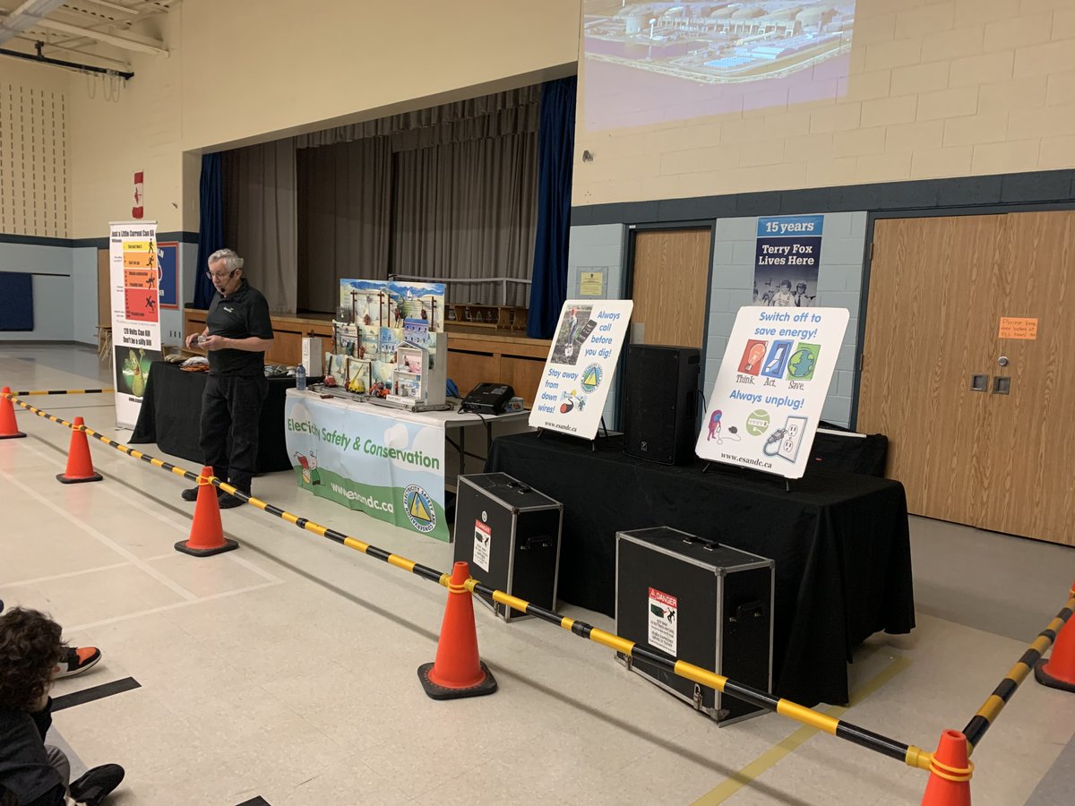 ElectricitySaf1's tweet image. ⚡ What a day! Fern and @alectranews are having the best time teaching staff and students at @HWDSB (@LincolnAlexanderes) all about electricity safety with real stories and hands-on experiments!
#ElectricitySafety #LearningIsFun #STEM #SafetyFirst