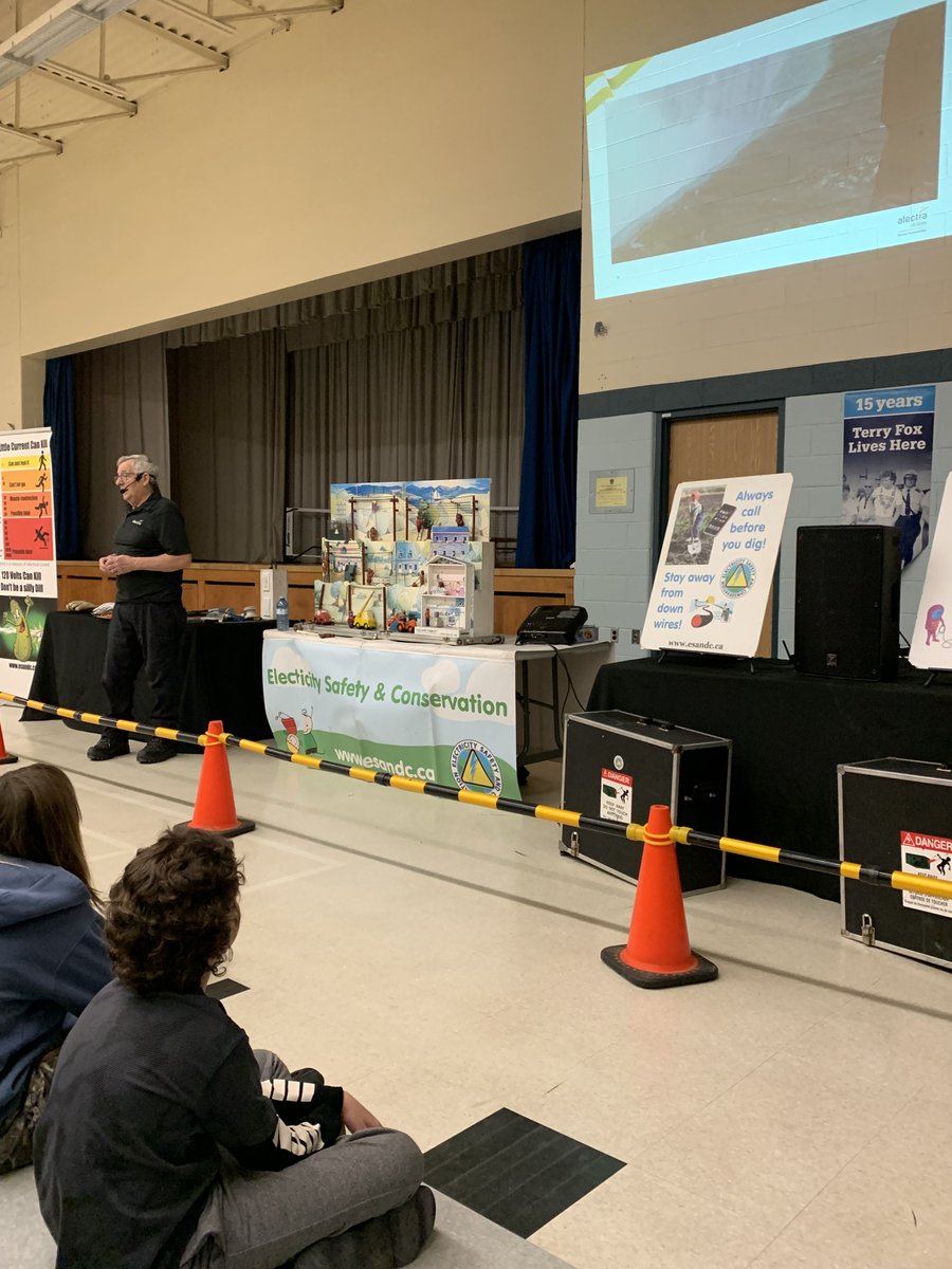 ElectricitySaf1's tweet image. ⚡ What a day! Fern and @alectranews are having the best time teaching staff and students at @HWDSB (@LincolnAlexanderes) all about electricity safety with real stories and hands-on experiments!
#ElectricitySafety #LearningIsFun #STEM #SafetyFirst