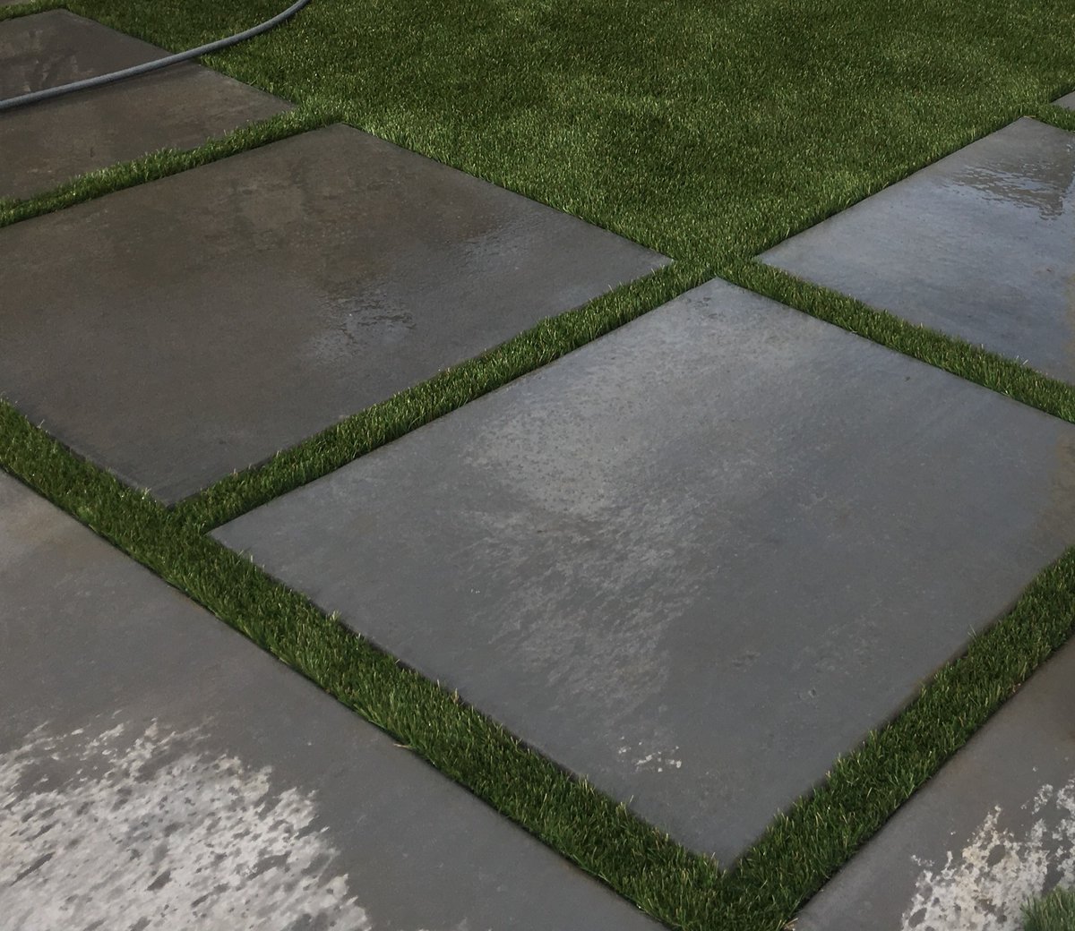 ForeverLawnMO's tweet image. Artificial turf between pavers creates a modern, lush look that transforms any walkway into a standout feature.🙌🌿

#ForeverLawn #Landscape #PaverPerfection