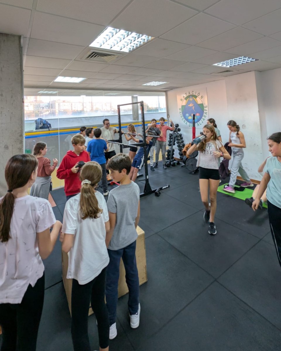 🏋️‍♀️ ¡No solo es agua!

Nuestros alevines también lo dan todo fuera de la piscina, entrenando con energía y actitud en el gimnasio.

Porque la fuerza, la coordinación y el trabajo en equipo también se construyen en seco. 🌟

#SentirYVivirComoUnNadador