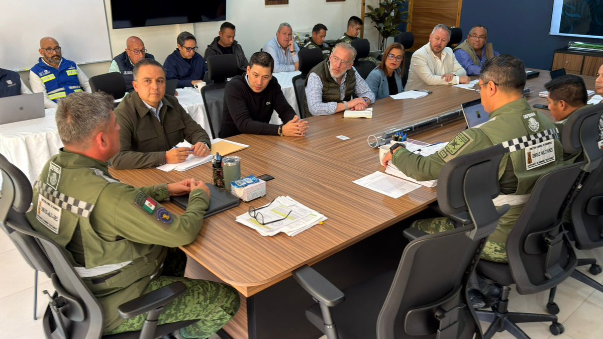 Los secretarios de Gobierno, Desarrollo Sustentable, <a href="/SDUOPQro/">SDUOPQro</a> y Participación Ciudadana, <a href="/Eric_gudino/">Eric Gudiño Torres</a>, <a href="/mdelprete/">Marco Del Prete</a>, José Pío X Salgado y <a href="/TonoRangel10/">Toño Rangel</a>, respectivamente, junto con el presidente municipal de El Marqués, <a href="/RodMonsalvoC/">Rodrigo Monsalvo</a>, sostuvieron diálogo con el general General