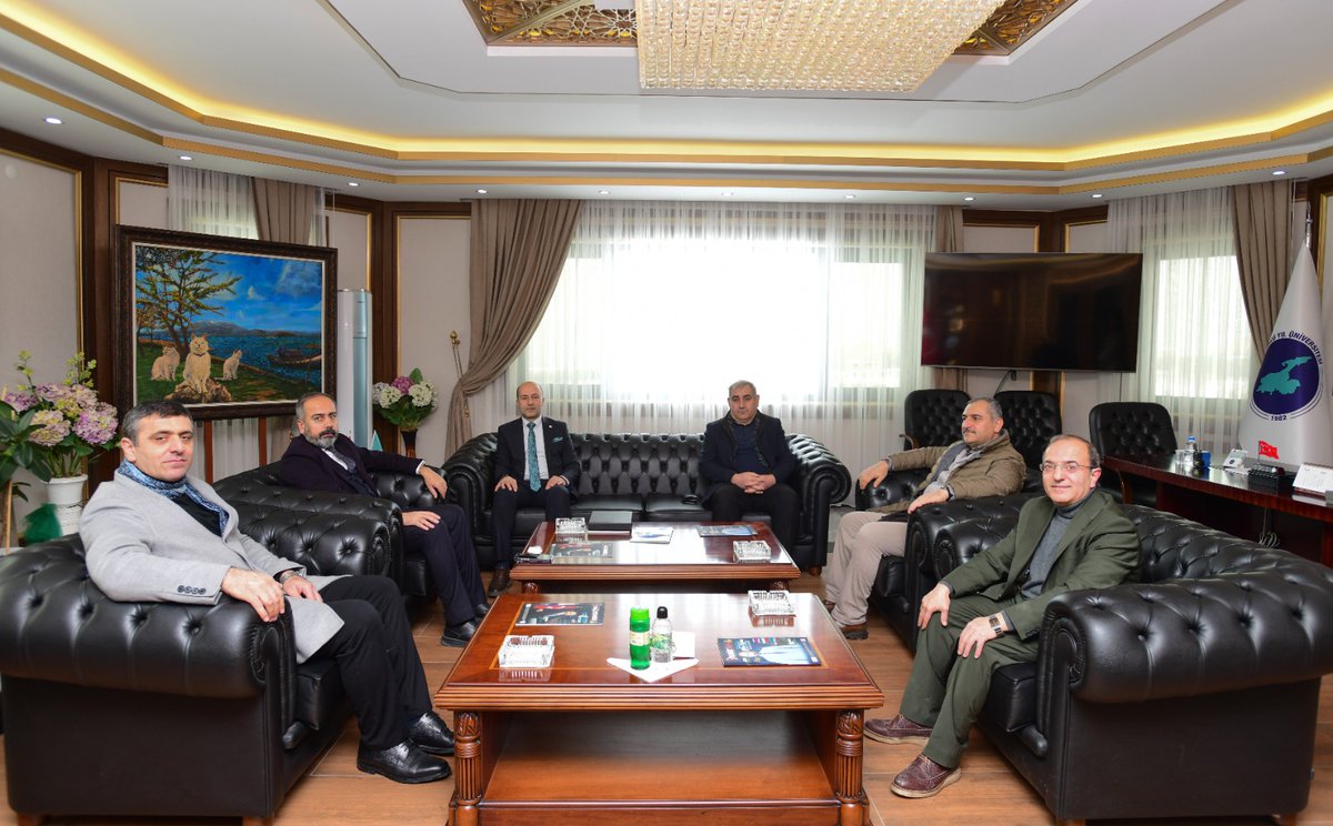 TESİAD Federasyonu Van İl Başkanı Şeref Gültepe ve Yönetim Kurulu Üyeleri, Üniversitemiz Rektörü Prof. Dr. Hamdullah Şevli’yi makamında ziyaret etti.

<a href="/hsevli/">Hamdullah Şevli</a>
#VanYüzüncüYılÜniversitesi
#VanYYÜ