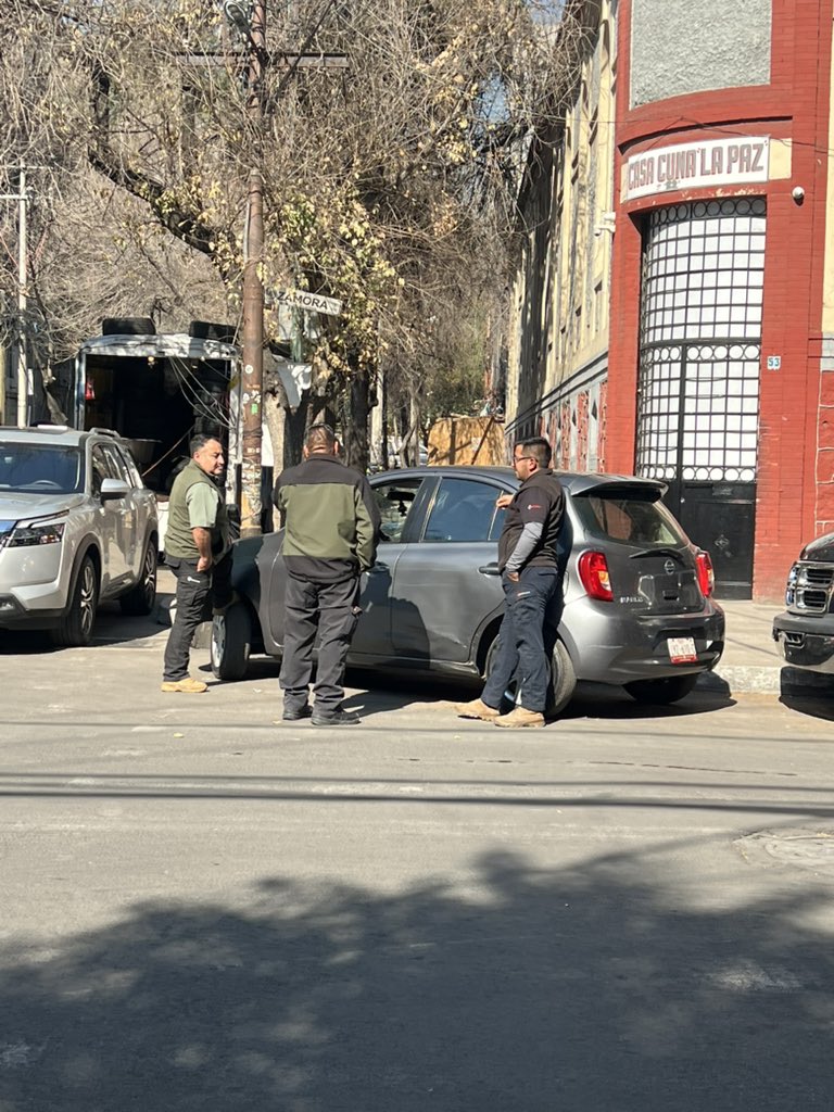isalololo's tweet photo. @UCS_GCDMX @OVIALCDMX @AtencionBMH @AlcCuauhtemocMx pueden hacer revisión sobre Juan de la Barrera entre Circuito y Pachuca? La calle y banquetas invadidas y coches estacionados en el paso peatonal que no les importa que se les pida moverse https://t.co/BcG0uaAm28