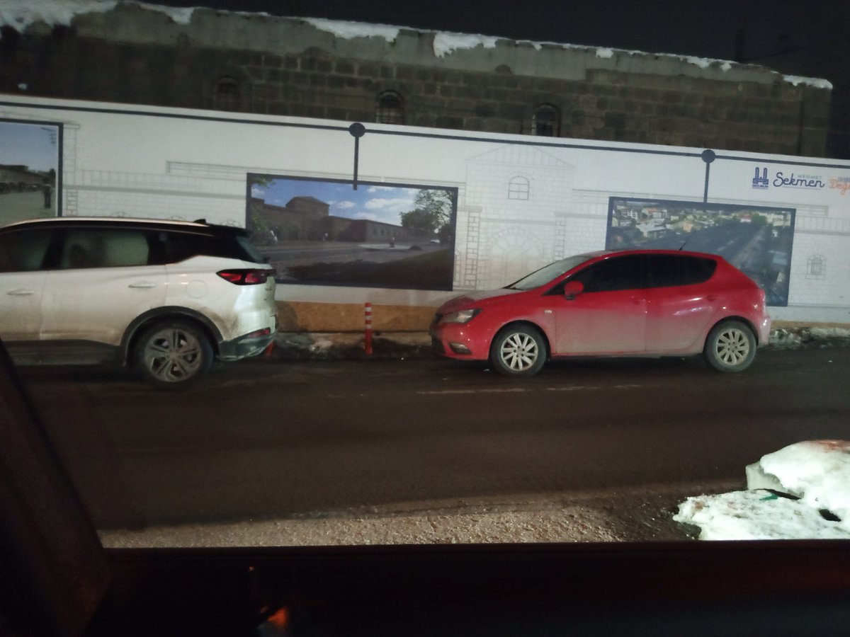 Tas ambarlar önündeki yol inşaat dolayısı ile zaten dar birde park yapılması yolu iyice daraltıyor <a href="/erzurumbld/">Erzurum Büyükşehir Belediyesi</a> ve <a href="/ErzurumValiligi/">T.C.Erzurum Valiliği</a> bu işe bir çare bulmasını umuyorum.