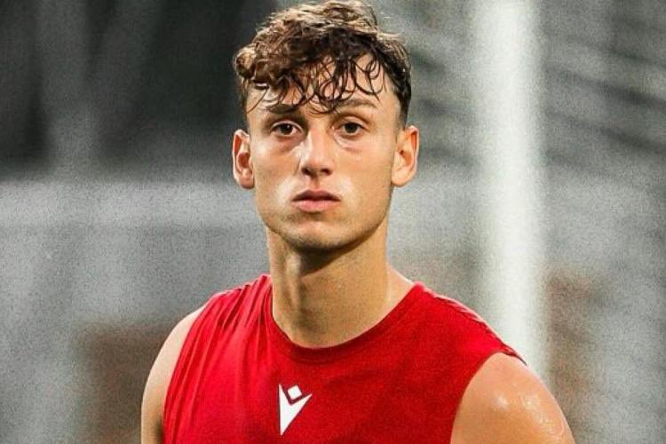 📝 OFFICIEL : Deux transferts de jeunes du côté du #Genoa. Tout d'abord en provenance d'Ancone, le milieu de terrain de 18 ans, Kevin Meola, Formé à Frosinone. Le Genoa a egalement officialisé l'acquisition des droits de Davide Pio Stabile, attaquant de 21 ans en provenance de