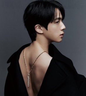 jinspam_'s tweet photo. So he is built just like that !?!?!? https://t.co/y3w0jWiaQX
