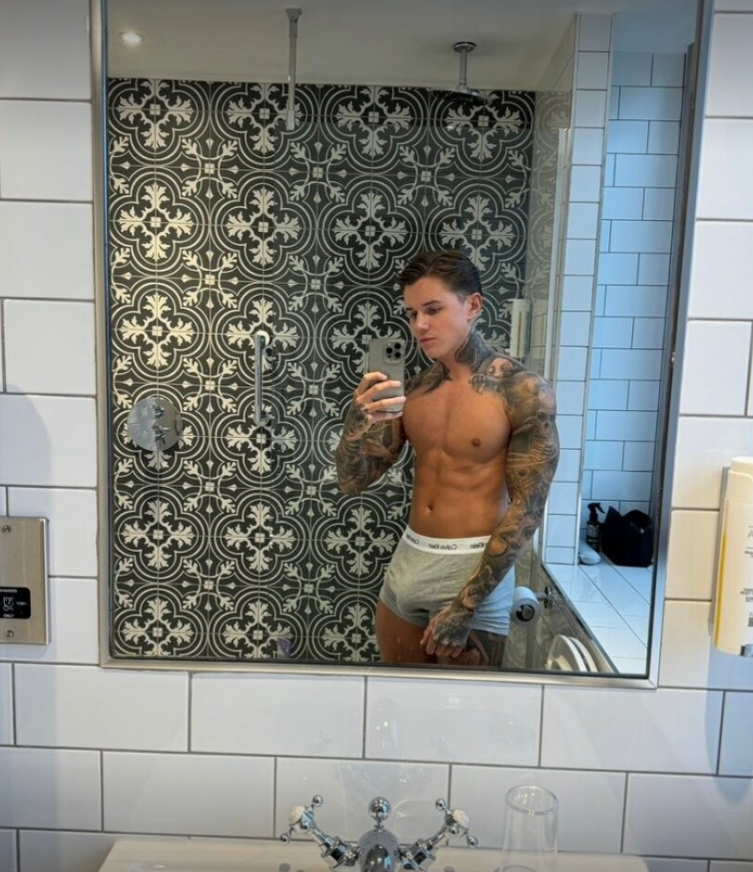 AlphaFboyFinn's tweet photo. Would you handle this energy or fold quietly? 😉 https://t.co/vCdY1TgHAM