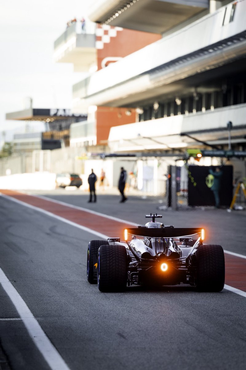 Full send in the MCL40, OP style 🚀

#McLarenF1 | #F1 🧡