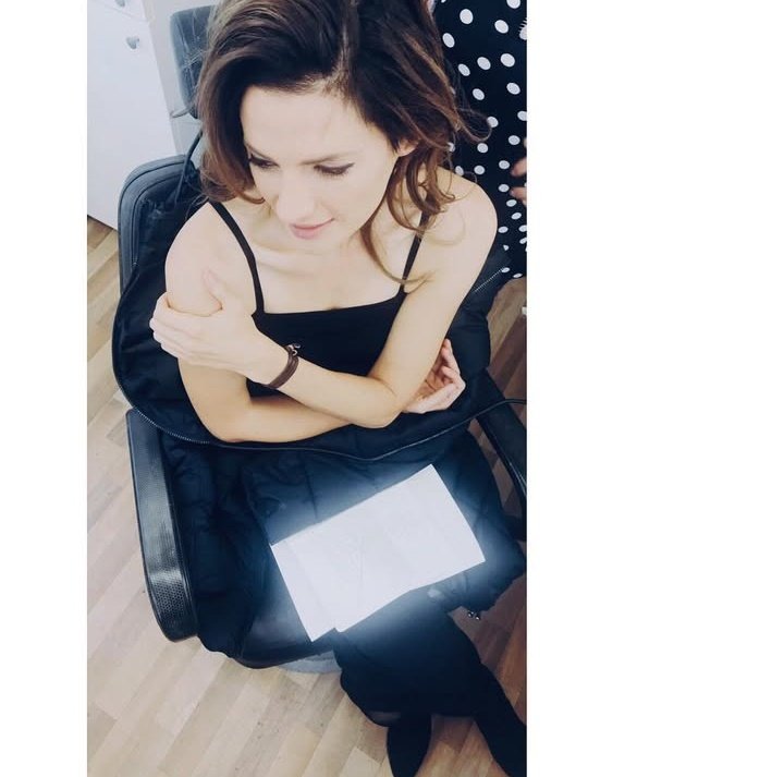 stanasposts's tweet photo. #StanaKatic #GlowingSides #ProcrastinatingInTheHairAndMakeupTrailer #AnActorPrepares #S2 #ABSENTIA 📸 courtesy of @/murzi_me https://t.co/vWxeUdmuw9