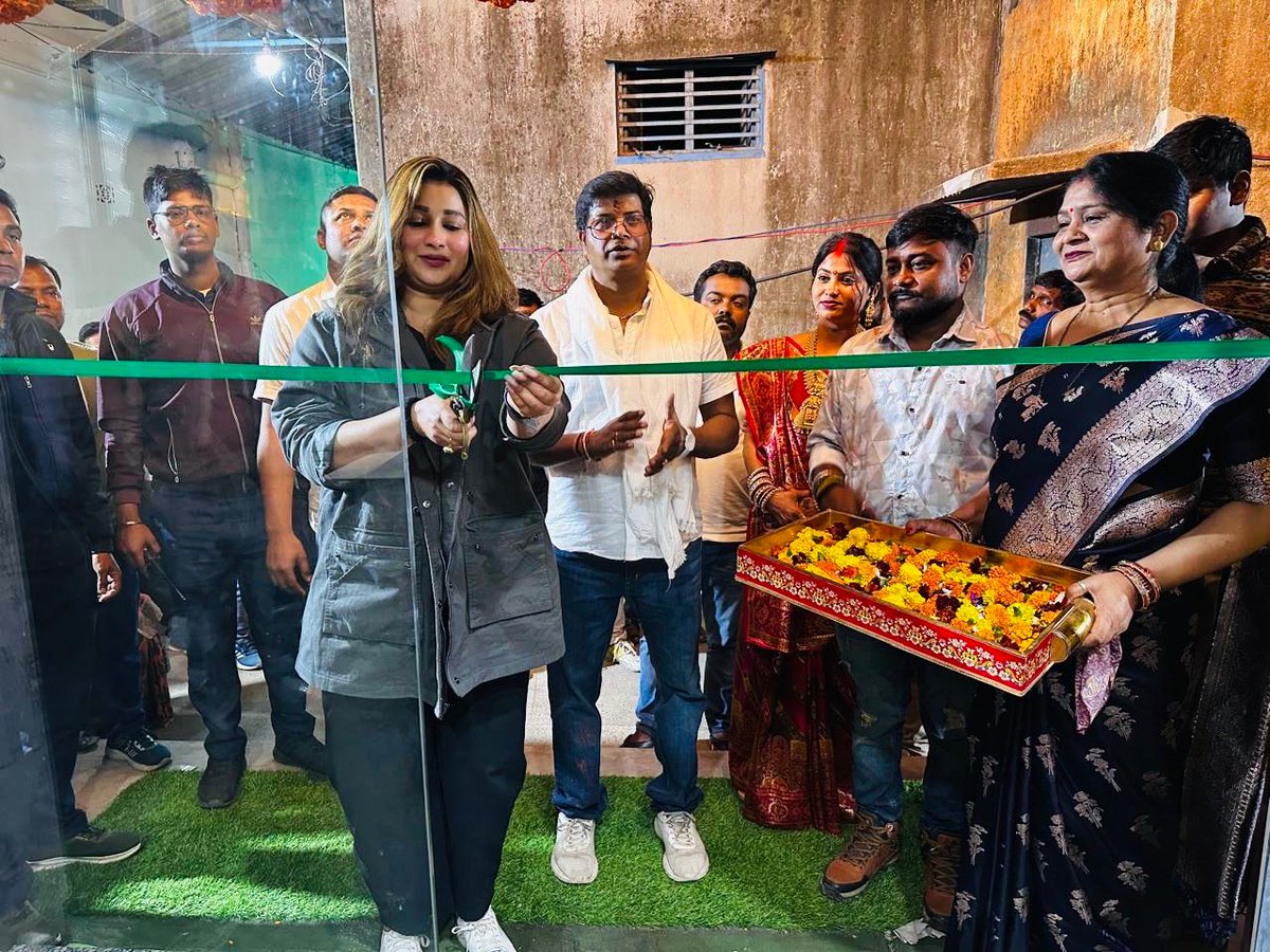 sayantika12's tweet photo. কিছুক্ষনের জন্য পৌঁছে গিয়েছিলাম সেখানে, ঠিক যেভাবে ফেরাতে পারিনি দেশবন্ধু রোডের মার্বেল- টাইলসের শোরুম উদ্বোধনের আমন্ত্রণ। এই ভালোবাসা - সম্মানের যোগ্য মর্যাদা আমি যেন আজীবন দিতে পারি। 

#culturalprogramme #showroomopening #baranagar #SayantikaBanerjee https://t.co/mpHw79zdeV