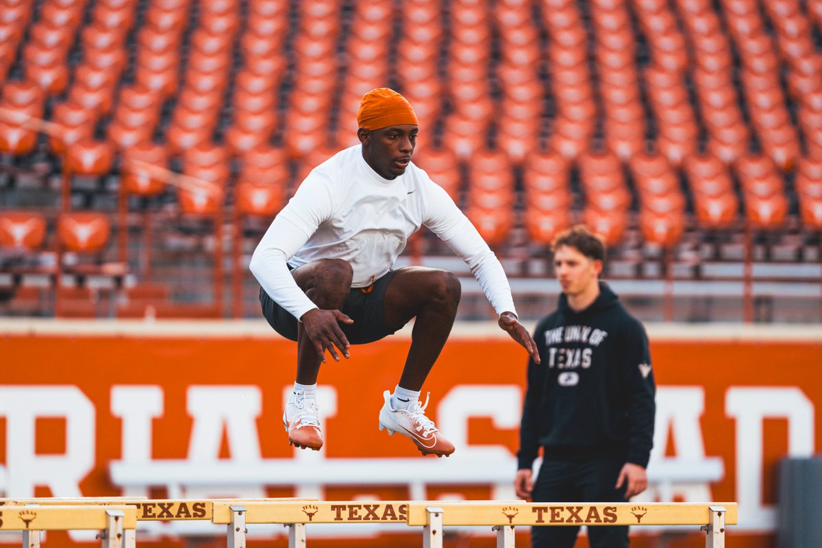 TexasFootball's tweet photo. Everything is earned 🤘 https://t.co/SZ5wFRO08y