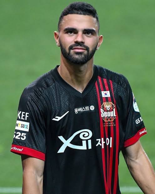 📣 Anderson Matos (<a href="/AndersonMatos93/">Anderson Mattos</a>) acaba de anunciar que o Vitória contratou o ponta-esquerda Lucas Silva. Segundo o apresentador, o jogador chega no domingo.