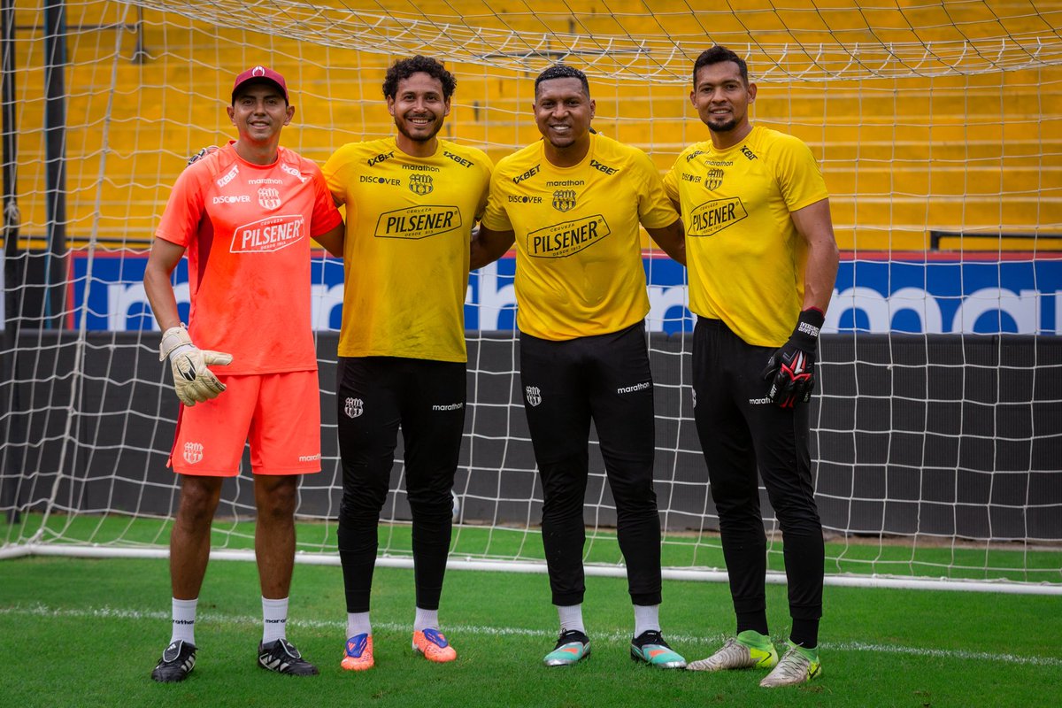 Máximo Banguera formó parte de la práctica para su homenaje de despedida. 🤝

#BarcelonaMiPasión
#NocheAmarilla2026