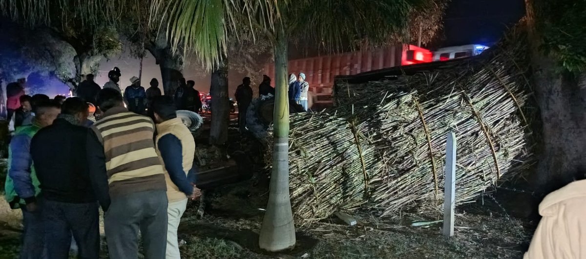 bstvlive's tweet photo. गोंडा: मनकापुर में गन्ना लदी ट्रैक्टर ट्रॉली पलटी
➡ट्रैक्टर ट्रॉली पलटने से चालक की दबकर मौत
➡CDS स्कूल के पास अनियंत्रित होकर पलटी ट्राली
➡पुलिस ने चालक का शव पोस्टमार्टम को भेजा
#Gonda #TractorAccident #DriverDeath @gondapolice https://t.co/V9FKMP38O6