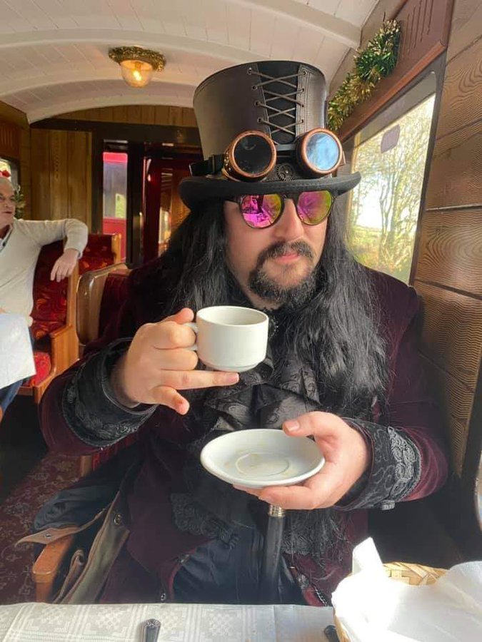 ShadowchaserFox's tweet image. ⌛️【 Behind The VTuber 】📷

My name's Dan, Known as Shadowchaser.

I'm a 36 year old man from South Yorkshire. I dress like my avatar, whose appearance is based on me. I like Karaoke, old weapons and a nice cup of tea.

I tend to play FPS games, but I'm open to most genres.