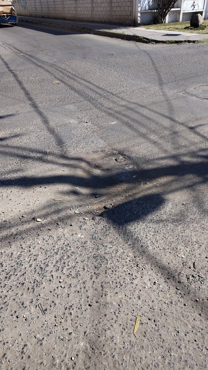 orlandocch's tweet photo. @GobiernoCholula calle 3 sur y 17 poniente el bache que está pisando la rueda delantera derecha de ese vehículo lleva como mínimo 2 meses.  Ojalá que algún día vinieran a repararlo https://t.co/oIWvTe1gu5