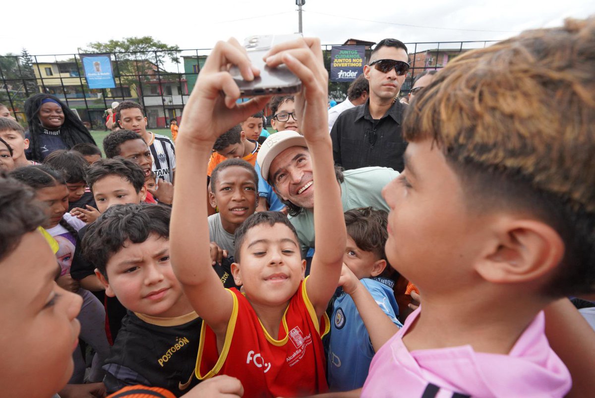 FicoGutierrez's tweet photo. ¡Vean pues esto tan espectacular! ❤️ 3000 niños de los colegios públicos y las Escuelas Populares del Deporte asistirán gratis al partido entre @nacionaloficial y el Inter de Miami 👏🏼😍. Una experiencia para que se diviertan pero también para que se inspiren, vean a sus ídolos y persigan sus sueños; para que entrenen con más ganas y se lleven la certeza de que con disciplina sí se puede 💪🏼. 

Estamos felices de poder cumplirle el sueño de ver a grandes figuras del fútbol como Lionel Messi, Luis Suárez, Rodrigo de Paul y nuestro gran David Ospina, a tantos niños 🤩