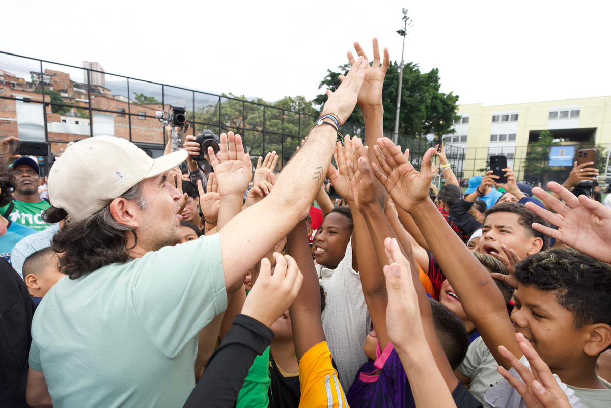 FicoGutierrez's tweet photo. ¡Vean pues esto tan espectacular! ❤️ 3000 niños de los colegios públicos y las Escuelas Populares del Deporte asistirán gratis al partido entre @nacionaloficial y el Inter de Miami 👏🏼😍. Una experiencia para que se diviertan pero también para que se inspiren, vean a sus ídolos y persigan sus sueños; para que entrenen con más ganas y se lleven la certeza de que con disciplina sí se puede 💪🏼. 

Estamos felices de poder cumplirle el sueño de ver a grandes figuras del fútbol como Lionel Messi, Luis Suárez, Rodrigo de Paul y nuestro gran David Ospina, a tantos niños 🤩
