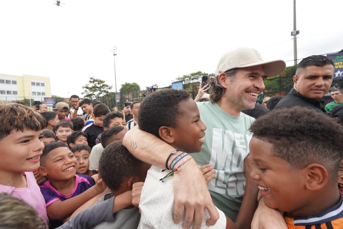 FicoGutierrez's tweet photo. ¡Vean pues esto tan espectacular! ❤️ 3000 niños de los colegios públicos y las Escuelas Populares del Deporte asistirán gratis al partido entre @nacionaloficial y el Inter de Miami 👏🏼😍. Una experiencia para que se diviertan pero también para que se inspiren, vean a sus ídolos y persigan sus sueños; para que entrenen con más ganas y se lleven la certeza de que con disciplina sí se puede 💪🏼. 

Estamos felices de poder cumplirle el sueño de ver a grandes figuras del fútbol como Lionel Messi, Luis Suárez, Rodrigo de Paul y nuestro gran David Ospina, a tantos niños 🤩