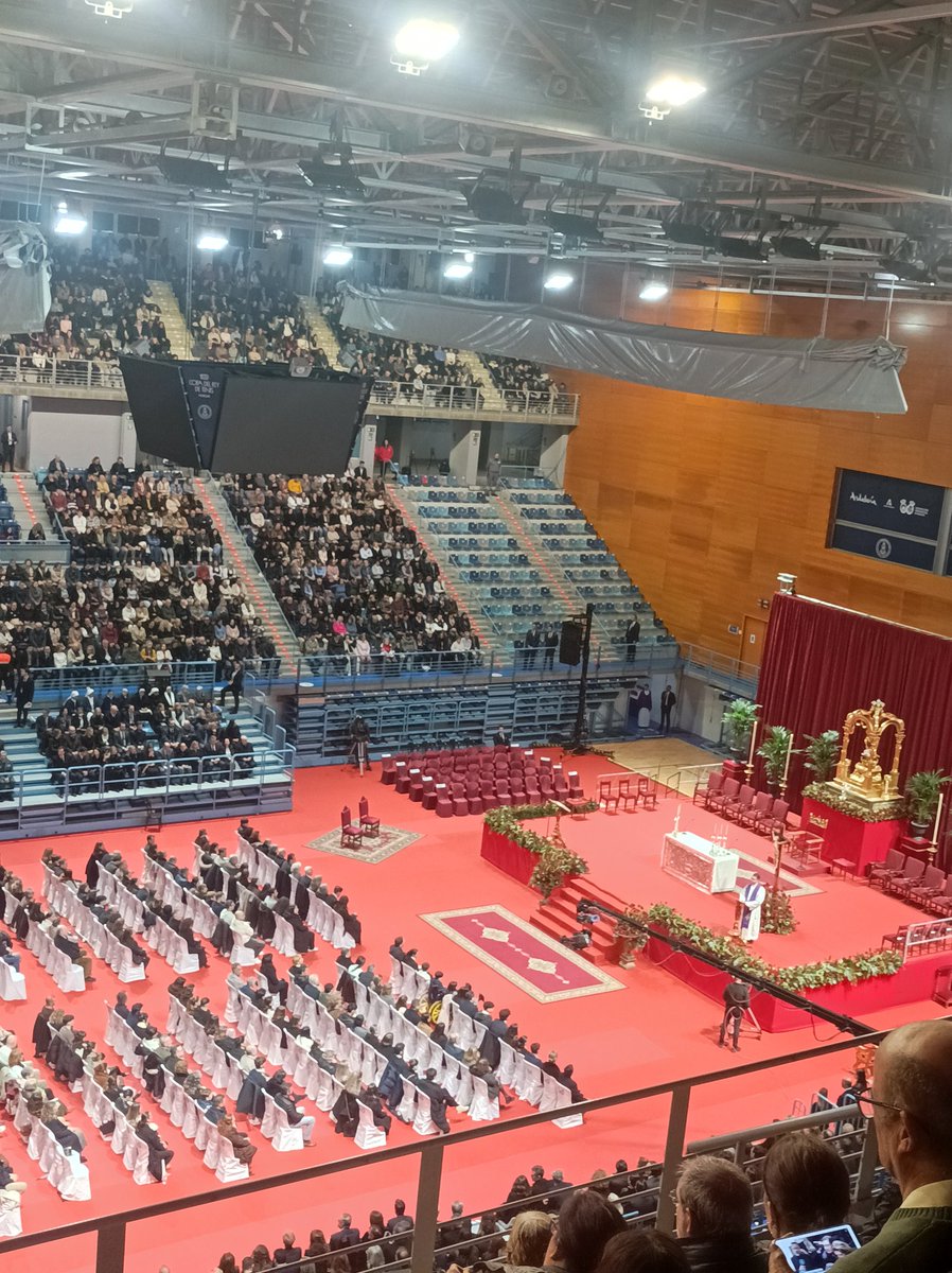 elenabago's tweet photo. Cinco mil personas abarrotan ahora mismo el polideportivo Carolina Marín rezando el Santo Rosario.

#Huelva es Mariana 🙏🏻 https://t.co/0URjVEtwod