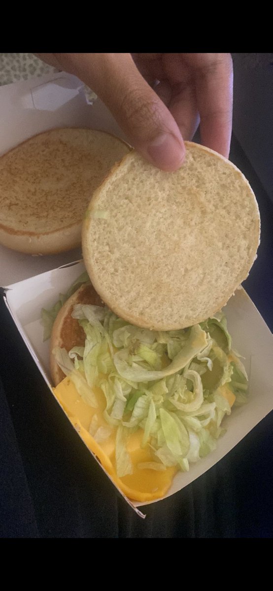 RahSilveira_'s tweet photo. Estão de sacanagem? @iFood @McDonalds cadê a carne do meu bigmac? 🤡🤡🤡 Abri reclamação e falaram que não podem ajudar https://t.co/6KEpX3kLtF