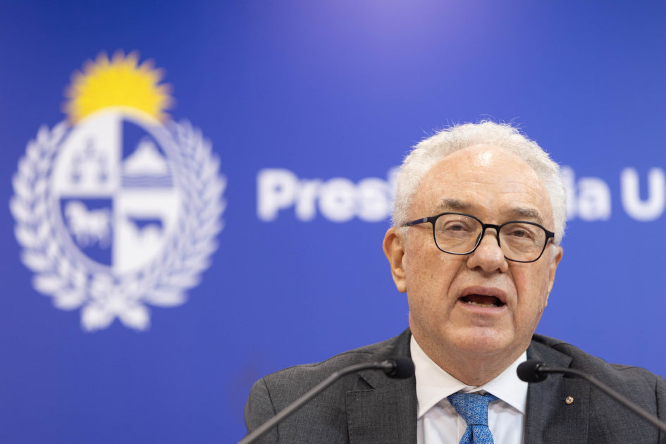 🇨🇳 <a href="/OrsiYamandu/">Yamandú Orsi</a> viaja a China con amplia delegación para incrementar flujo comercial y económico con el país asiático.

Es la primera misión oficial al exterior con tan elevada intervención de privados de diversos sectores de la producción nacional. 

La visita incluye un