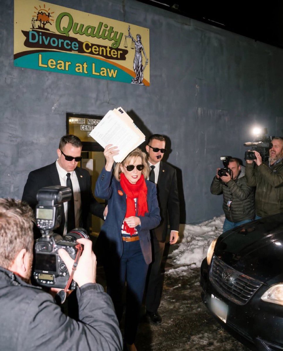 LibTearCreator1's tweet image. I broke the story yesterday that Gwen Walz is filing for DIVORCE from Tim Walz.

Now we want to know why?