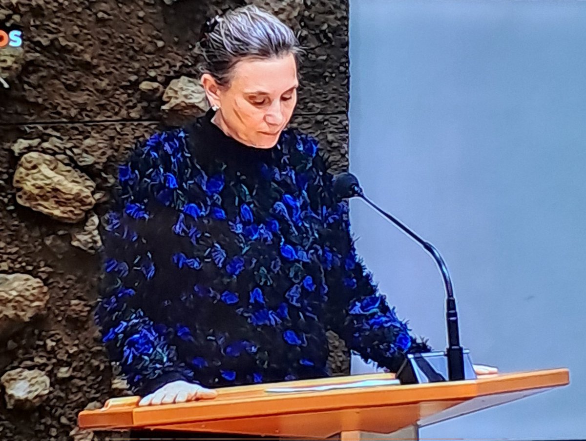 Is ze ook bevangen door de #vogelgriep of is #laurabromet zwanger? 
#debat