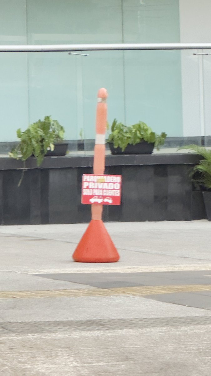 Señores <a href="/alcaldiabquilla/">Alcaldía de Barranquilla</a> ese espacio es público y fue intervenido y remodelado por ustedes para el uso de los barranquilleros. Sigue la apropiación como espacio privado. Cuando entra <a href="/ControlUrbanoBq/">Control Urbano y Espacio Público BAQ</a> a decomisar y sancionar al propietario(a) de ese predio comercial?