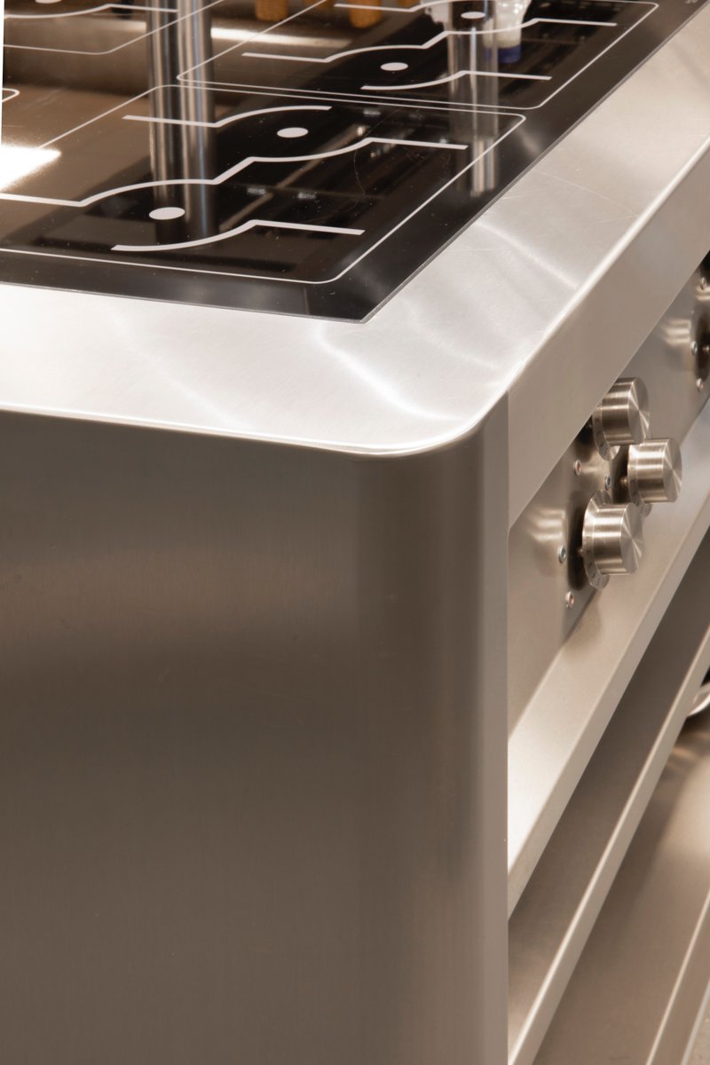 qook_by_kfe's tweet image. Qook! kitchen suites are made from high quality stainless steel and designed with seamless perfection. No joins mean a sleek, modern look that's also super easy to clean and ultra hygienic ✨

#qook #kitchensuites #commercialkitchens #chefs #kitchendesign #bespoke