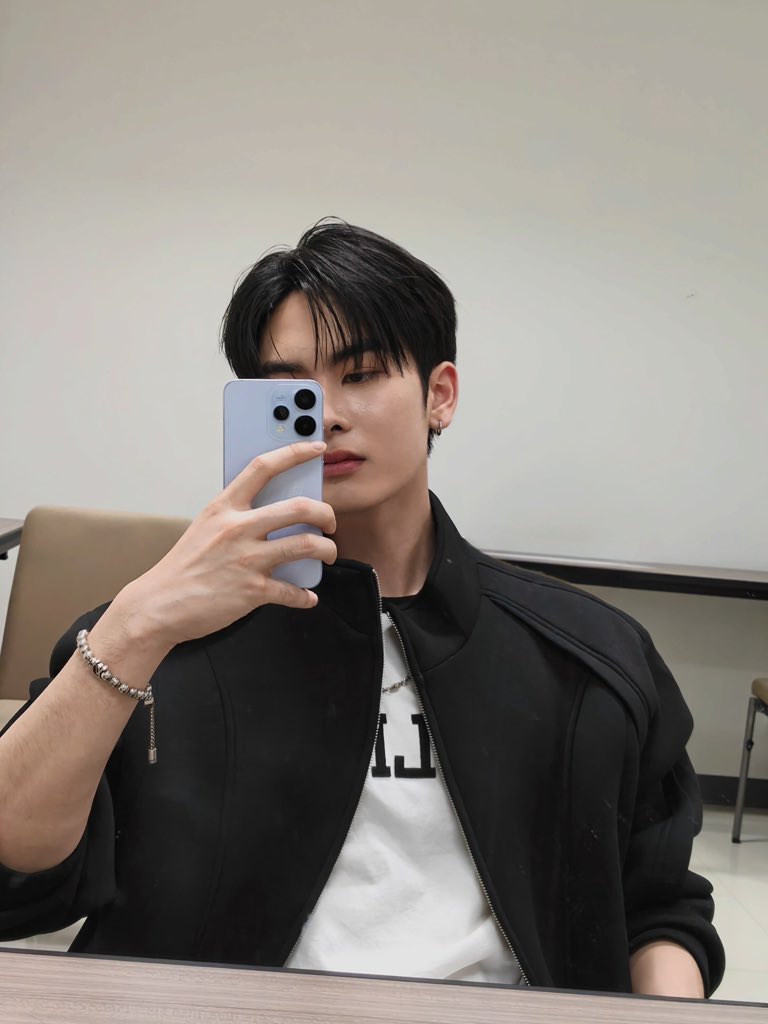 Ppsanta's tweet image. วันนี้ขอบคุณมากนะครับที่อยู่รอเจอพวกเรา ขอบคุณทุกการซัพพอร์ตที่ทุกคนมีให้ ถ้ามีเวลากว่านี้จะเดินไปหาทุกซอยเลย ยังไงกลับบ้านกันดีๆ อย่าลืมทานข้าวแล้วพักผ่อนนะครับ รักมากๆ จนไม่รู้จะรักยังไง ไว้เจอกันใหม่นะครับ🖤🤍🫶🏻
#สนามอ่านเล่น2026xPerthSanta