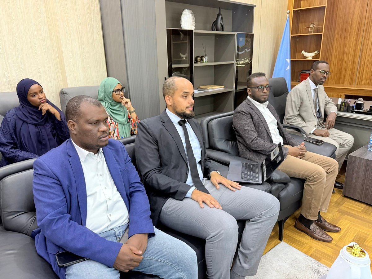MDhucle's tweet photo. Productive meeting with a delegation led by Ms. Francesca Di Mauro, EU Ambassador to Somalia. Discussed deepening cooperation on port development, infrastructure &amp; maritime transport to support Somalia's economic growth. A strong partnership for progress. https://t.co/eeLHXkLo0Q