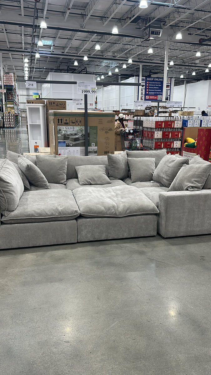 T_Wafe_'s tweet photo. THE sofa in question https://t.co/K1WltdlgaN