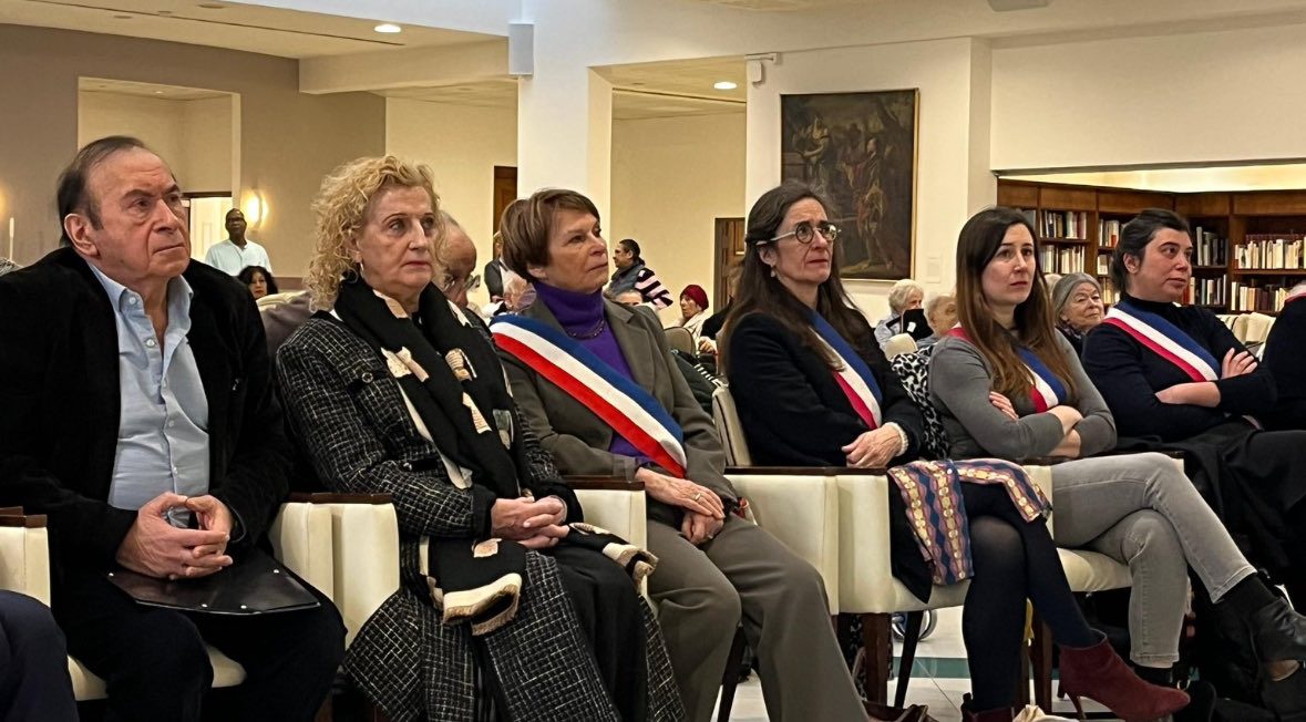 Eleonore_S's tweet photo. Présente comme chaque année avec @EPierreMarie à la cérémonie de commémoration de la libération des camps de la mort. Une cérémonie importante pour se souvenir, mais surtout pour agir.

Plus de 6 millions de Juifs, mais aussi des Tsiganes, homosexuels et handicapés y ont été exterminés. 
Dans le 12ᵉ arrondissement, nous savons que plus de 500 enfants ont été arrachés à l'innocence et envoyés dans les camps d'extermination pour avoir eu le seul tort d'être nés juifs: les 60 enfants non scolarisés (qui n’ont pour seule sépulture que la stèle de la mairie du 12ᵉ), les 24 enfants de l'orphelinat Rothschild, les 43 enfants du 75 rue Claude-Decaen, les 45 enfants du 58 rue Crozatier, et tous les autres…

Les mots de Jacques Altmann, 103 ans, résistant et seul survivant de sa famille, m’ont profondément bouleversée. Nous avons pleuré ensemble. Et j'ai le cœur serré de constater que 81 ans après l'indicible, la situation des juifs de France — comme ailleurs — n'a jamais été aussi préoccupante.
#DevoirDeMémoire #Antisemitisme