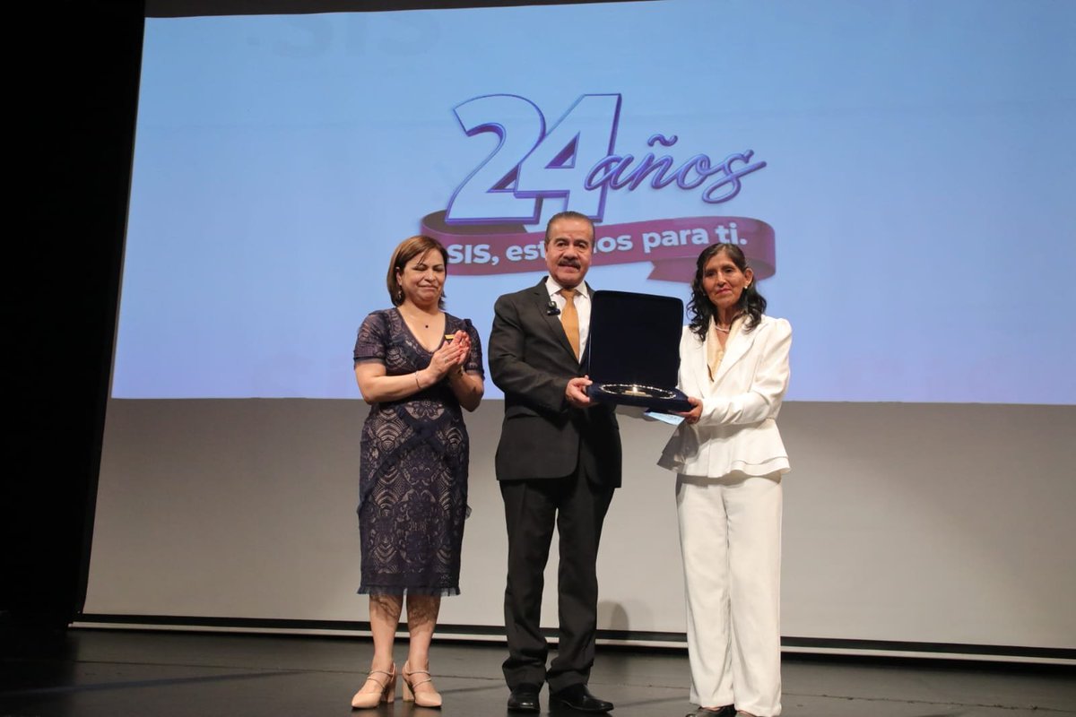 ¡24 años al servicio del país! 🇵🇪🤝

#NotaInformativa | El ministro de Salud presidió la ceremonia por el aniversario del <a href="/SISPeruOficial/">Seguro Integral de Salud</a>, reconociendo a la institución por su gran labor para garantizar el derecho fundamental de la salud para toda la población.
