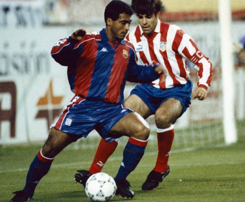 Qué raro es que una persona admire a un jugador de fútbol que cada vez que jugaba contra su equipo hacía lo que quería con él... No he visto en mi vida a un jugador tan letal dentro del área rival, fuiste,eres y serás siempre mi ídolo. PARABENS <a href="/RomarioOnze/">Romário</a>