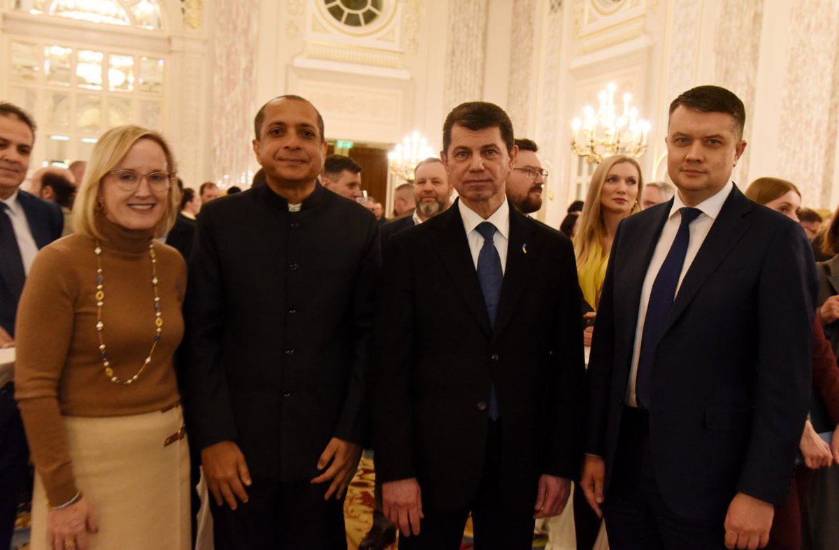 Дякую Послу <a href="/RaviShan1972/">Ravi Shankar</a> за теплий прийом до 77-річчя Республіки Індія.🇮🇳зацікавлена у відновленні миру в 🇺🇦 надає гуманітарну допомогу, залишається торговельним партнером. Триває освітня і культурна співпраця. Такі зв’язки поглиблюють довіру і сприяють майбутній роботі.