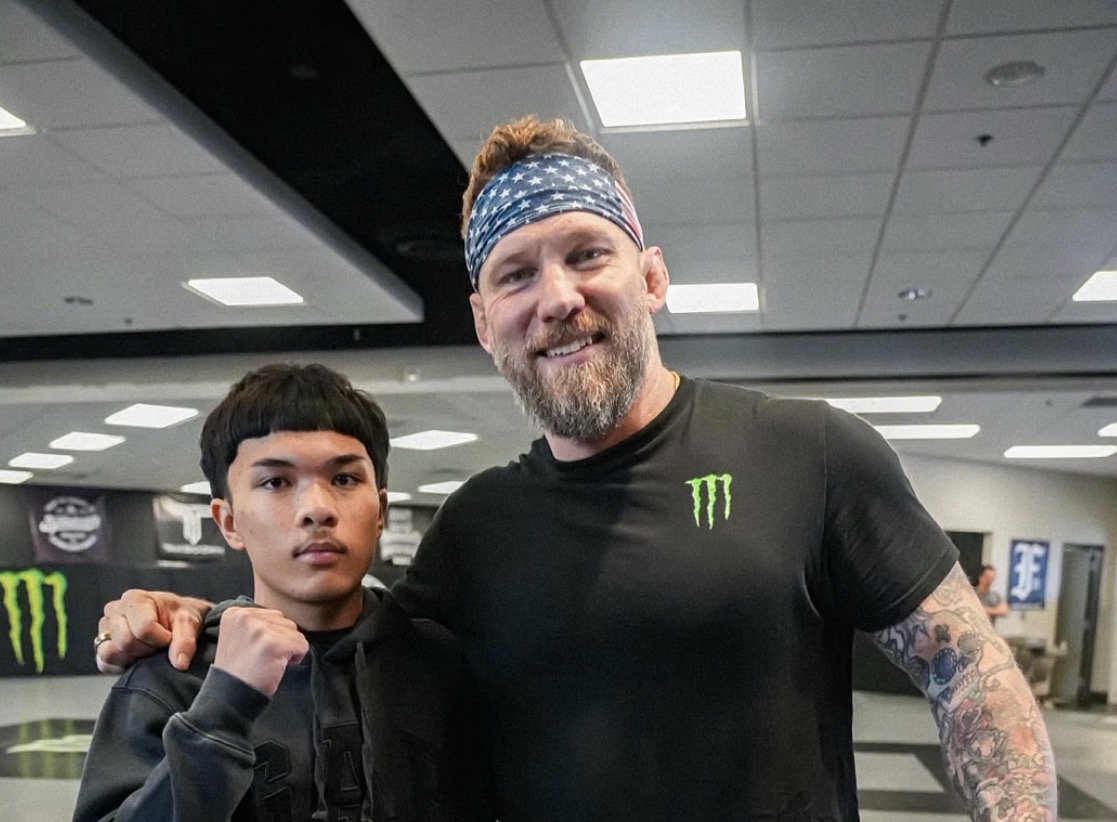 RedCorner_MMA's tweet image. The fan that Arman paid for his training has started training at Syndicate in Vegas, where Merab trains

(Via syndicatemma)