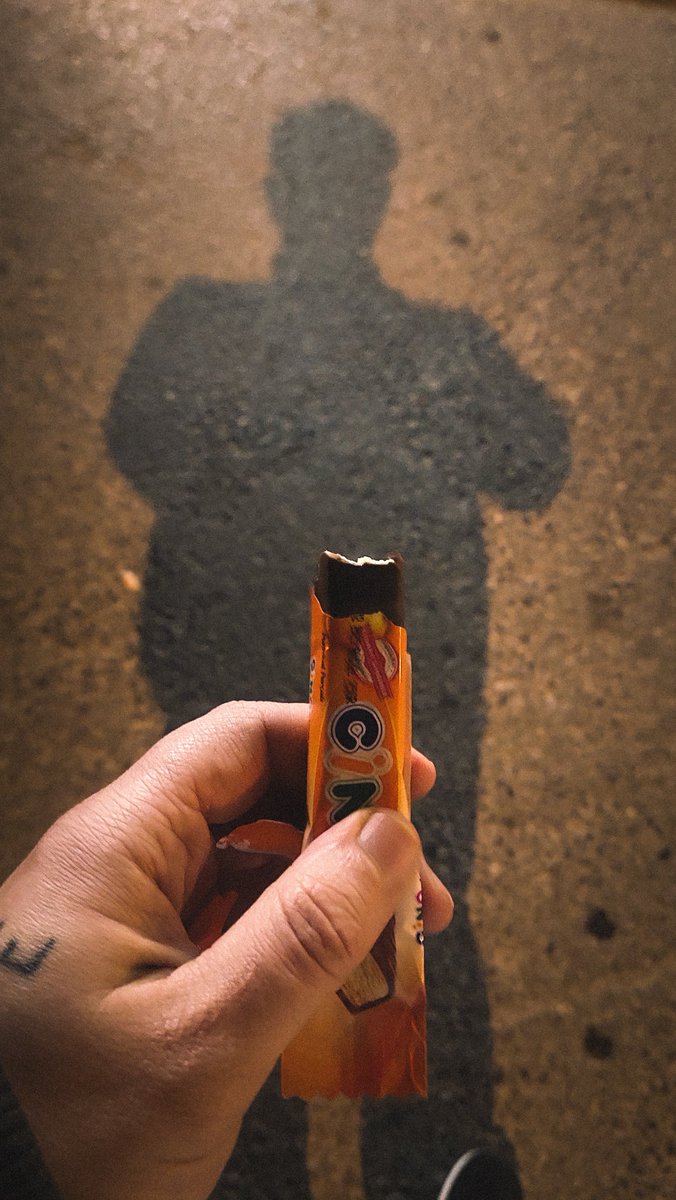 Sen benim için dandik bir aburcubur değil, ısırınca her gün biraz daha uzaklaştığım çocukluğuma ışınlayan küçük bir zaman makinesisin. Seni seviyorum Cino. 🧡