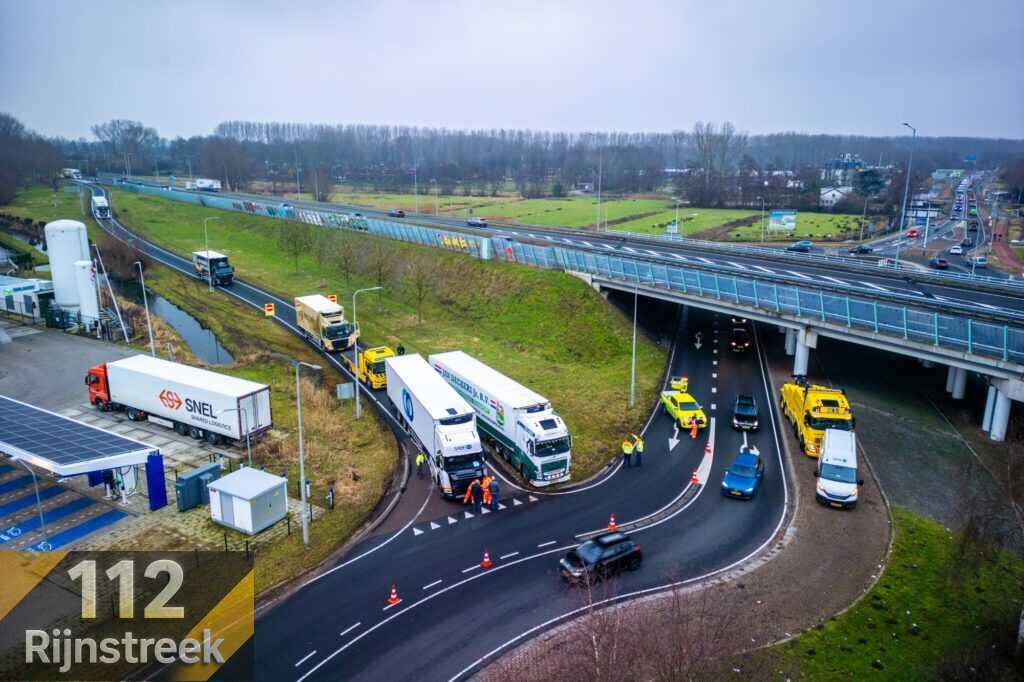 Afrit N11/A12 bij Bodegraven afgesloten door gestrande vrachtwagens