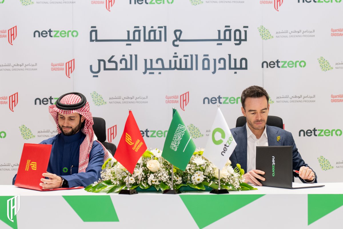 Alqadsiah's tweet image. بحضور الرئيس التنفيذي "جيمس بيسجروڤ" والمؤسس الشريك لشركة نت زيرو "د. محمد الشيخ" يؤكّد نادي #القادسية أن دوره المجتمعي جزء أساسي من هويته المؤسسية، ويجسّد ذلك من خلال إطلاق مبادرة "التشجير الذكي" بعنوان #أرضنا_تستاهل والتي تعكس جهوده في تعزيز الأثر البيئي الإيجابي في مدينة…