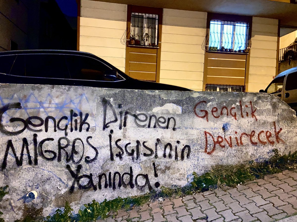 Migros depo işçileri, insanca yaşayabilmek için kendilerine dayatılan sefalet ücretini kabul etmeyerek; %50 zam ve mobbinge karşı onurlu bir direniş başlattırlar. 
Özilhan’ın “biz bir aileyiz” diyerek, işçilere reva gördüğü yalnızca sefalet zammıdır.

Gençlik, direnen işçilerin